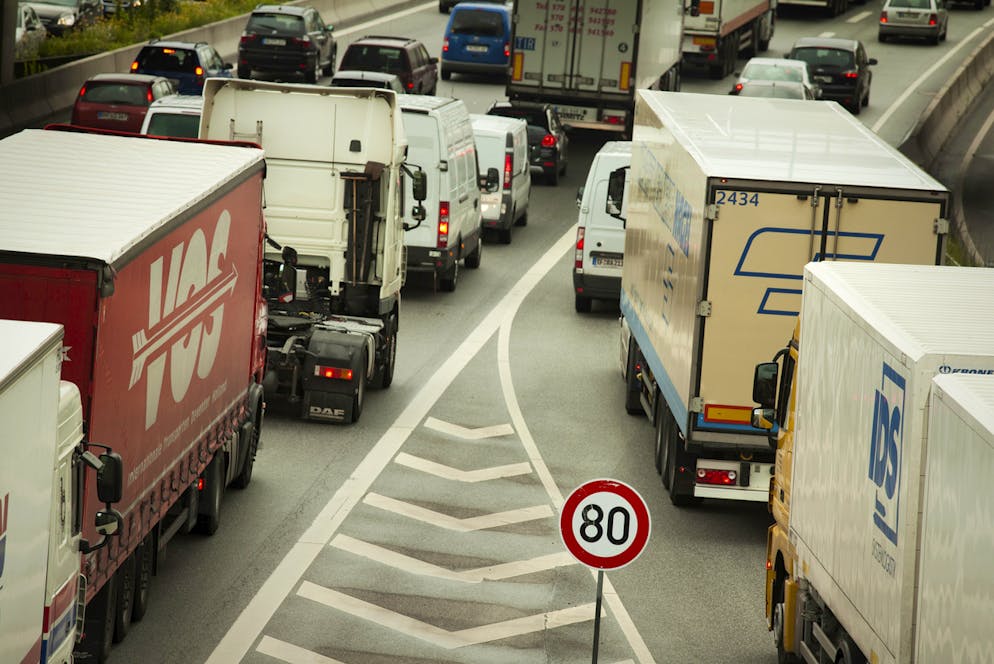 Stau auf der Autobahn: Umfahren, ausharren oder gar nicht erst reingeraten?