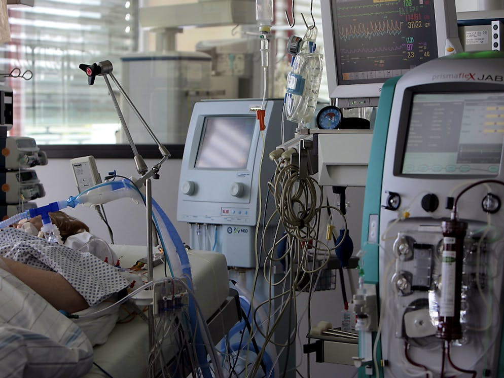 Auf der Intensivsstation werden Patienten engmaschig überwacht. Die Messgeräte schlagen jedoch oft falschen Alarm. (Archivbild)