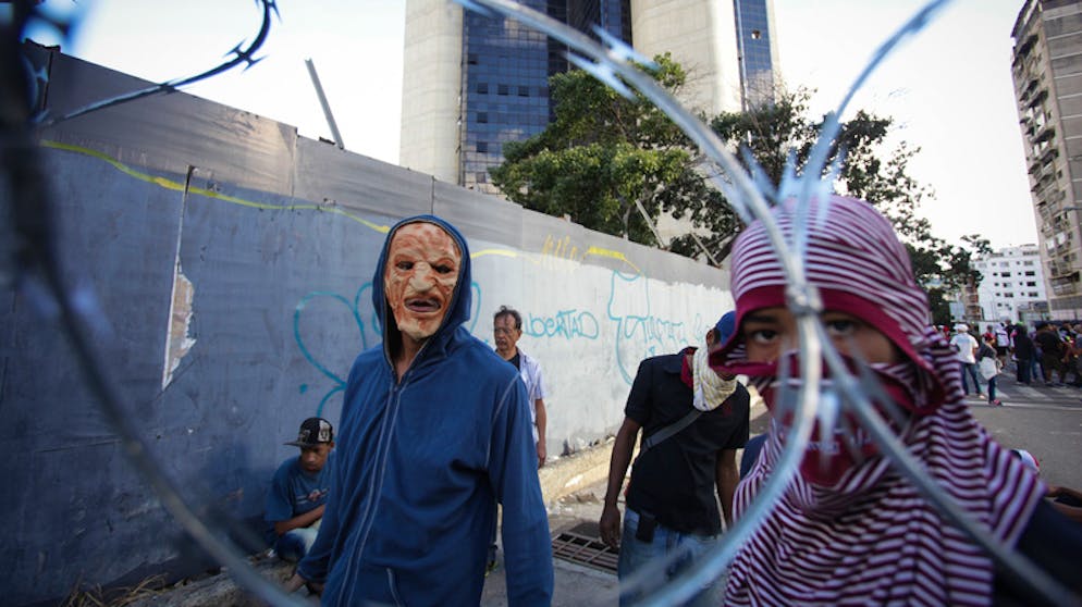 Machtkampf in Venezuela. Zehntausende gehen gegen die sozialistische Regierung auf die Strasse.
