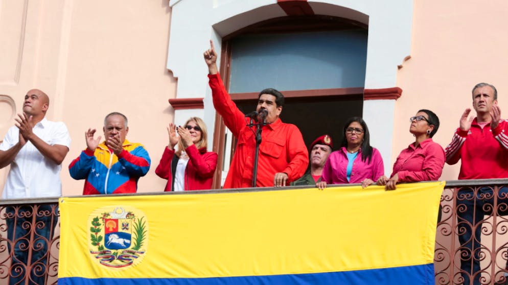 Machtkampf in Venezuela. Staatschef Maduro (Mitte) schimpft am 23. Januar 2019 gegen die USA und bricht die diplomatischen Beziehungen zu den Vereinigten Staaten ab.