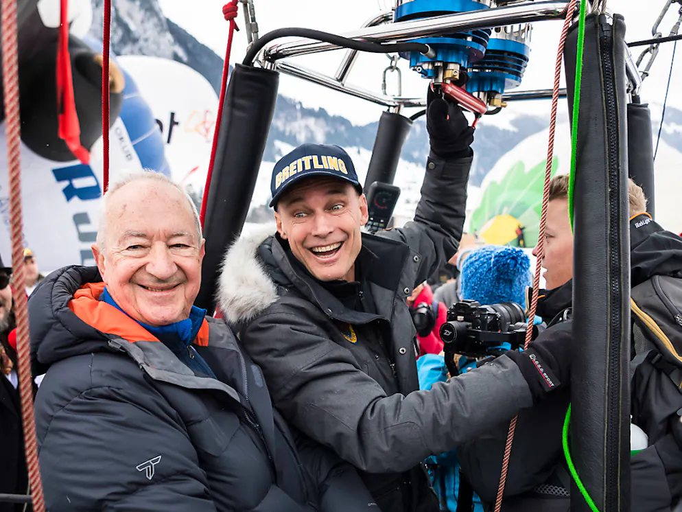 Des ballons dans le ciel de Château-d'Oex. Brian Jones et Bertrand Piccard ont décollé à bord d'une réplique de l'Orbiter.