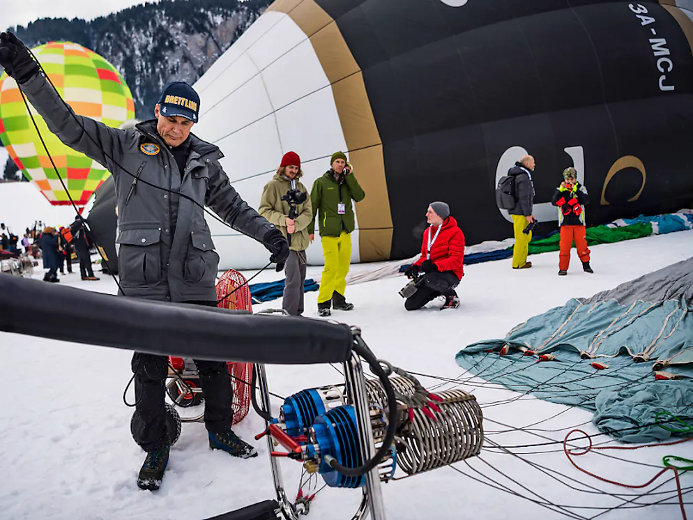 Des ballons dans le ciel de Château-d'Oex. Bertrand Piccard s'active avant le décollage.