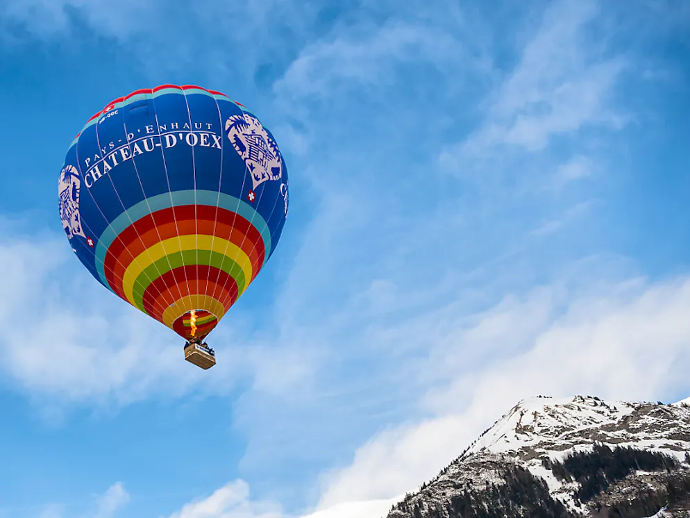 Des ballons dans le ciel de Château-d'Oex. Après la neige et le brouillard, le ciel bleu.