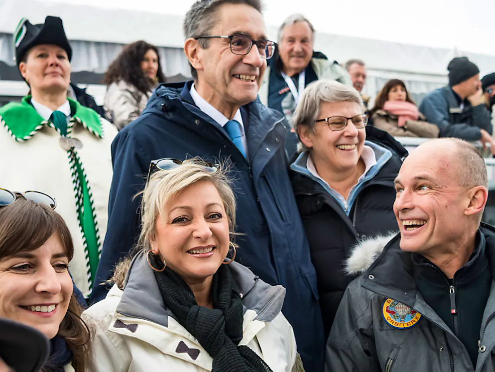 Des ballons dans le ciel de Château-d'Oex. Des personnalités politiques, dont les conseillères d'Etat vaudoises Nuria Gorrite et Béatrice Métraux, avaient fait le déplacement à Château d'Oex.