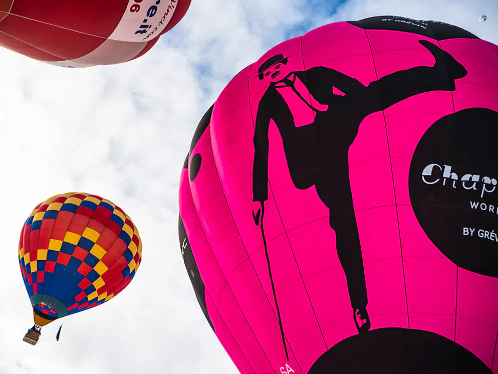 Des ballons dans le ciel de Château-d'Oex. Des ballons multicolores dans le ciel de la station vaudoise.