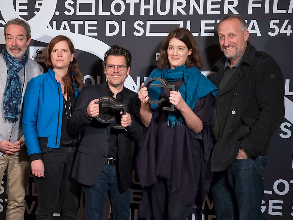 «Immer und ewig» remporte le Prix de Soleure. La réalisatrice Fanny Bräuning (4e depuis la gauche) remporte pour la deuxième fois le «Prix de Soleure». Elle pose avec l'équipe du film «Immer und Ewig» jeudi lors de la remise des prix de ce 54ème Festival.