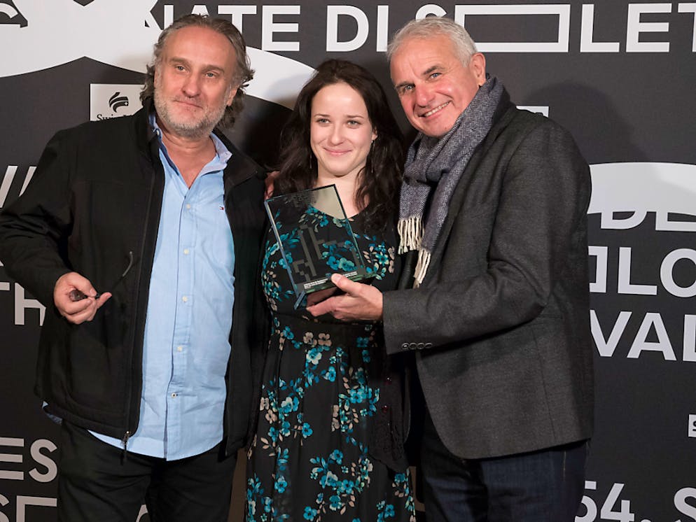 «Immer und ewig» remporte le Prix de Soleure. L'équipe de Martin Witz (à droite) est le directeur du film documentaire «Gateways to New York». Il pose avec le «Prix du public» lors de la remise des prix du 54ème Festival du Film de Soleure jeudi.