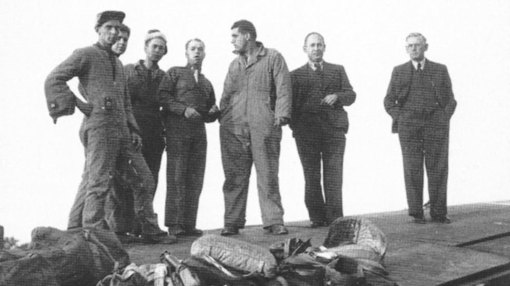 Die von den tragischen Ereignissen gezeichneten Besatzungsmitglieder zusammen mit ihren Schweizern Betreuern (von links nach rechts): Raymond C. Baus, Bernard Segal, Robert Cinibulk, Christy Zullo, Arzt Dr. Huber und Dolmetscher Maissen.