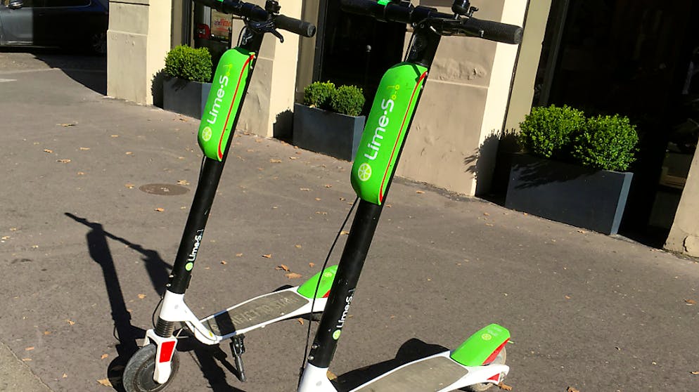 Lime zieht über 500 E-Trottinetts in Zürich und Basel aus dem Verkehr und überprüft die Software. Grund sind einzelne Fälle von technischen Schwierigkeiten beim Bremsen. (Themenbild)