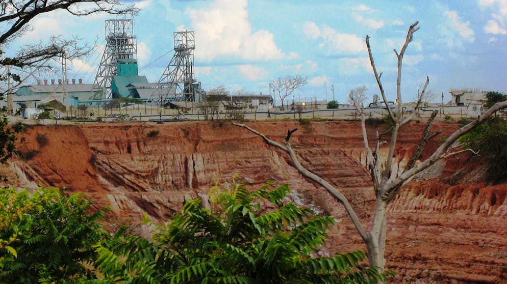 Tagebaurestloch und Fördertürme eines Bergwerks bei der sambischen Stadt Kitwe.