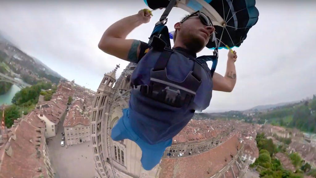 Illegaler Sprung. «Das war's wert!» – Basejumper vom Berner Münster zeigt keine Reue