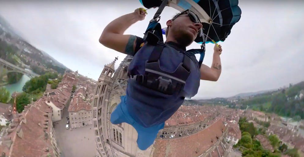 Ein Australier wagte Ende August einen Basejump vom Berner Münster und veröffentlichte nun ein Youtube-Video der illegalen und gefährlichen Aktion.
