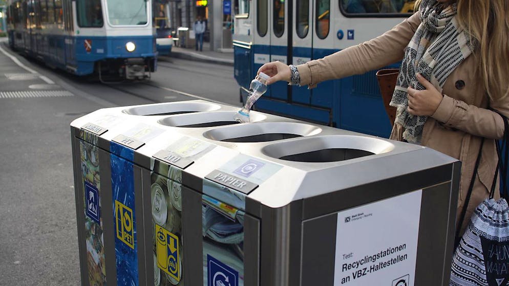 Die Recyclingstationen stehen bereits seit einigen Jahren an Bahnhöfen. Nun testet die Stadt Zürich den Einsatz an Tramhaltestellen.