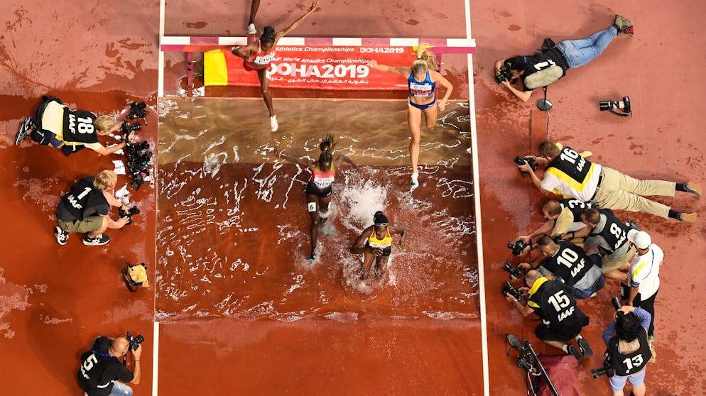 Die besten Bilder der Leichtathletik-WM 2019. Der Wassergraben verlangt auch den Fotografen alles ab.