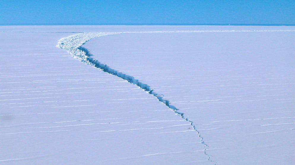 Riss am Eisberg im Amery-Schelfeis. (Undatierte Aufnahme)