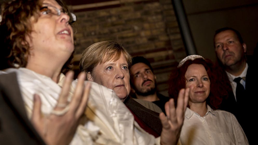 Rechtsextremist wollte Massaker anrichten. Bundeskanzlerin Angela Merkel nimmt nach dem Angriff in Halle an einer Mahnwache vor der Neuen Synagoge in Berlin teil. (Foto: Christoph Soeder/dpa via AP)