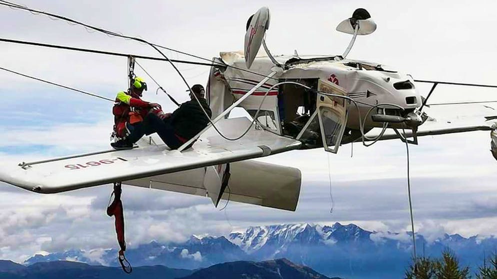 Der Passagier des Ultraleichtflugzeugs hielt auf einer Tragfläche Balance, bis Rettung kam. 