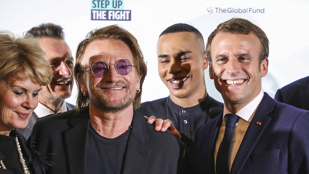 Der französische Präsident Macron (rechts) mit dem irischen U2-Sänger Bono (2. von links) in Lyon.