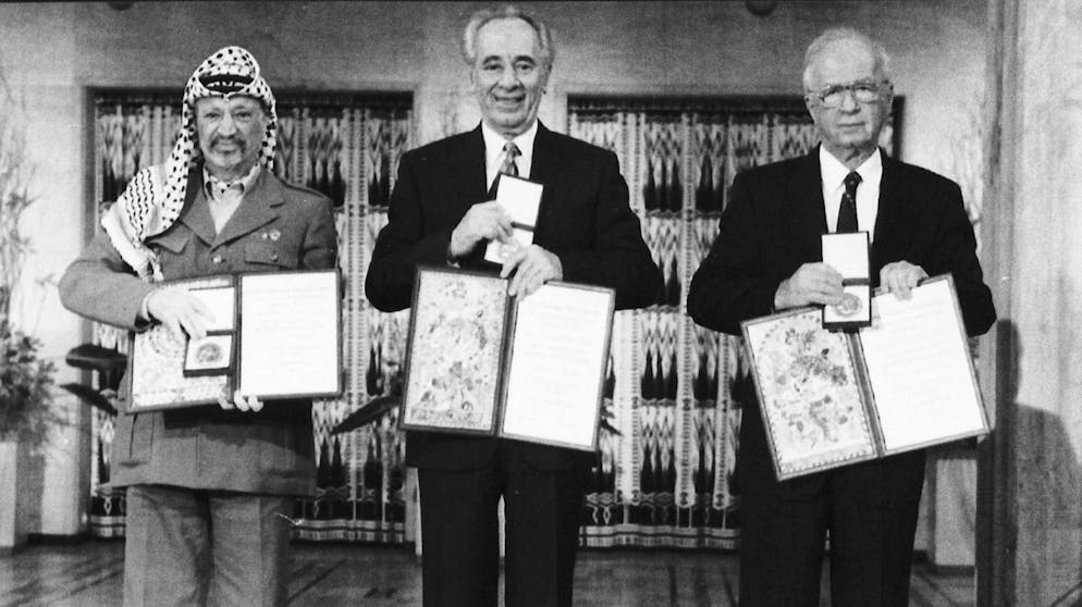 Friedensnobelpreisträger. 1994: Jassir Arafat (1929–2004, Palästina), Schimon Peres (1923–2016, Israel) und Jitzchak Rabin (1922–1995, Israel, von links nach rechts) «für ihre Anstrengungen zur Lösung des Nahostkonflikts». Kaum eine Vergabe hat so viele Kontroversen ausgelöst.