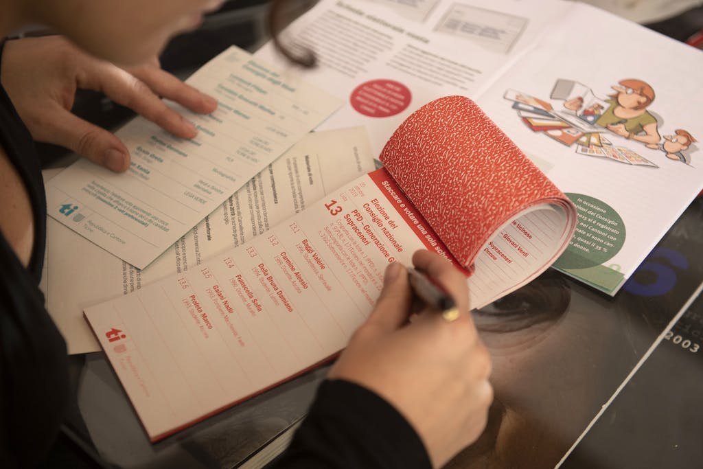 Tesserete: Elezioni Federali 2019, materiale di voto. Nella foto il materiale di voto mentre viene compilato per il vosto in corrispondenza.