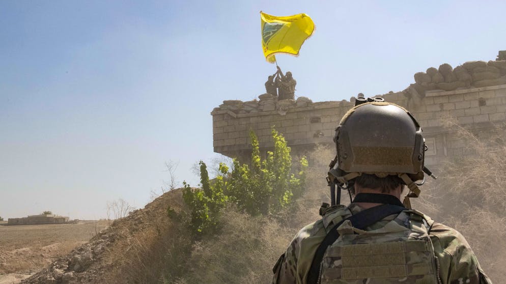 Im Stich gelassen: Noch im September beäugt ein US-Soldat, wie SDF-Kämpfer einen Posten beziehen.