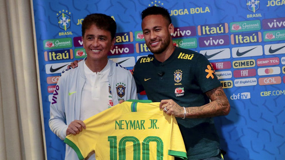 Stürmerstar Bebeto (rechts), Weltmeister von 1994, überreicht Stürmerstar Neymar das symbolische Leibchen für das 100. Länderspiel.