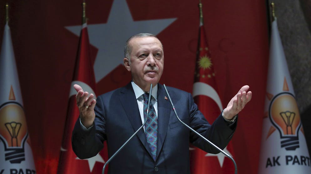 Liebt die grosse Geste: Präsident Erdogan am Donnerstagabend auf einer AKP-Veranstaltung.