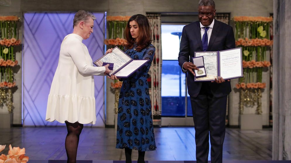 Friedensnobelpreisträger. Friedensnobelpreisträger 2018: Denis Mukwege (geb. 1955, rechts, Demokratische Republik Kongo) und Nadia Murad (geb. 1993, Irak, Mitte) «für ihren Einsatz gegen sexuelle Gewalt als Waffe in Kriegen und bewaffneten Konflikten».