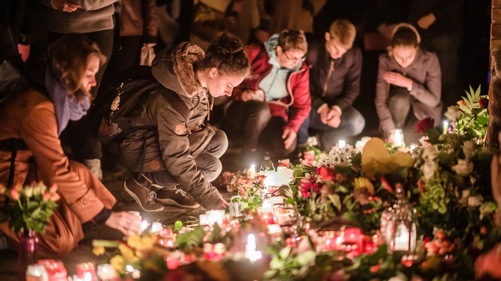 Menschen trauern am Mittwochabend vor der Synagoge in Halle.