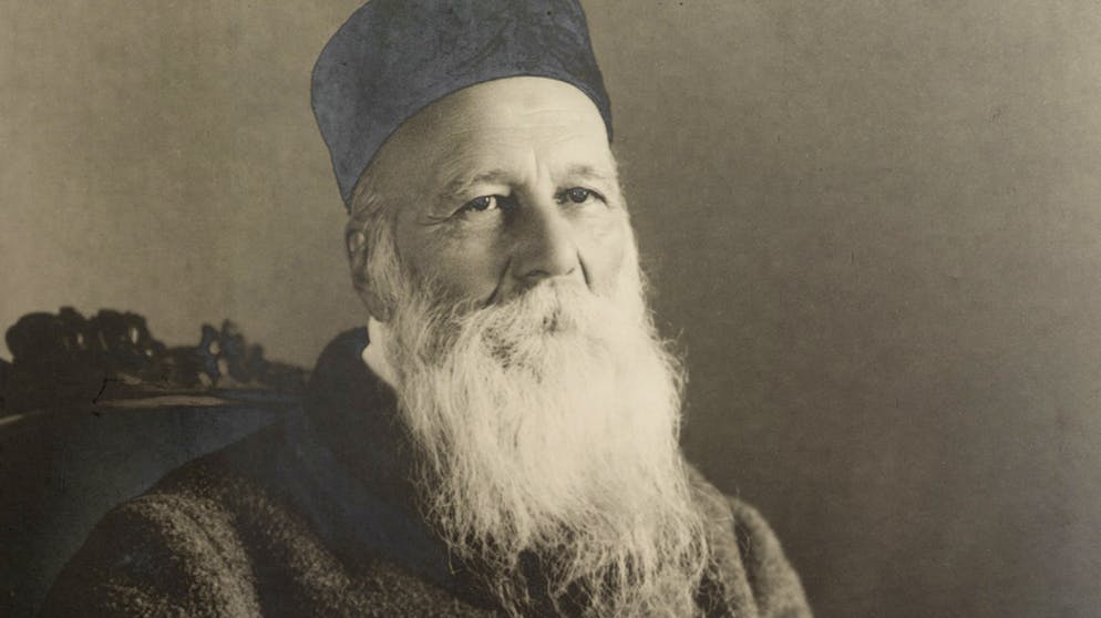 Friedensnobelpreisträger. Erster Friedensnobelpreisträger war 1901, neben dem Franzosen Frédéric Passy, der Genfer Henry Dunant (1828–1910) als  Begründer des Internationalen Komitees vom Roten Kreuz.