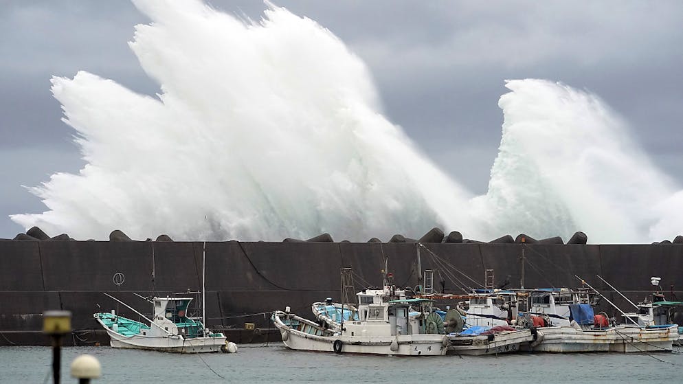 Todesopfer durch starken Taifun in Japan. Vorboten des Taifuns «Hagibis»: Starke Wellen brechen an Schutzbauten im japanischen Meereshafen von Kiho.
