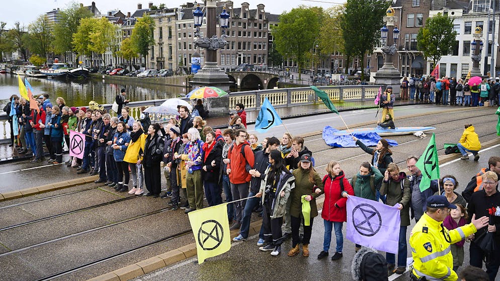 Aktivisten der Umweltbewegung Extinction Rebellion haben am Samstag in Amsterdam eine Brücke blockiert.
