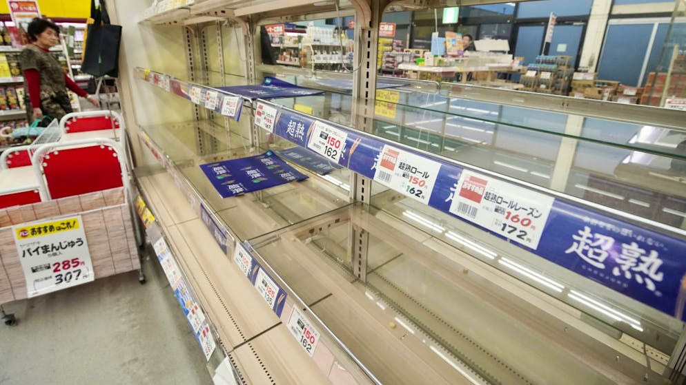 Todesopfer durch starken Taifun in Japan. Leere Gestelle in einem Supermarkt in der Nähe von Tokio nach der Warnung vor dem ungewöhnlich starken Taifun «Hagibis».