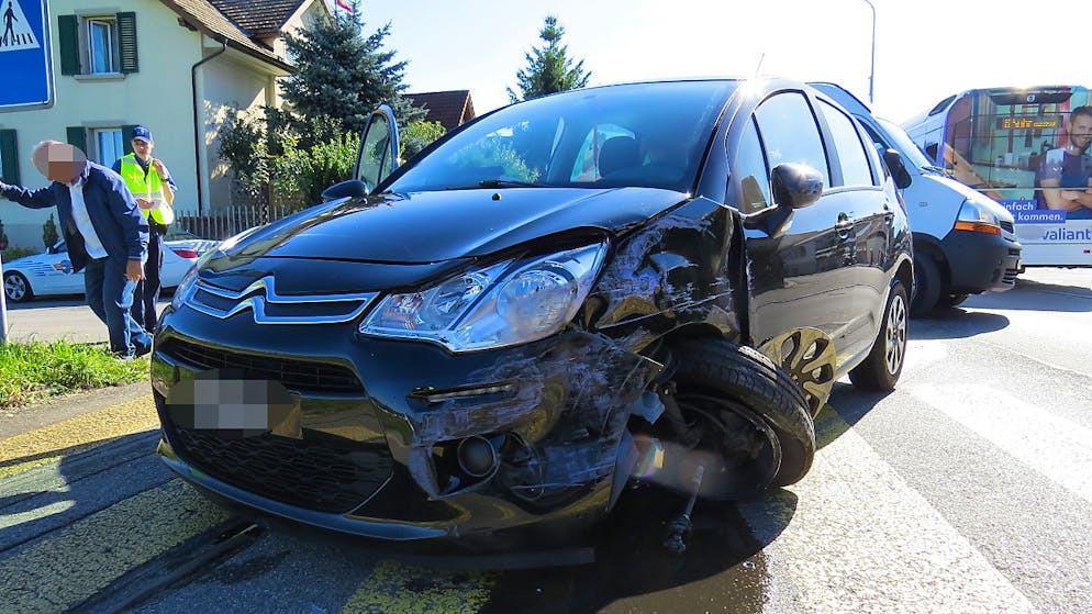 Beim Zusammenstoss zwischen einem Auto und einem Linienbus in Suhr AG entstand lediglich Sachschaden.
