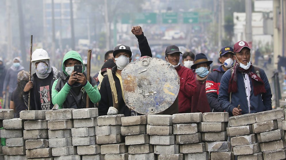 Präsident in Ecuador verhängt Ausgangssperre. Zehn Tag nach Beginn der Proteste gegen die Erhöhung der Treibstoffpreise in Ecuador hat sich die Führung der indigenen Völker bereit erklärt zu Gesprächen mit der Regierung. (Bild vom 12. Oktober)