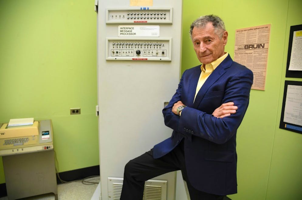 Leonard Kleinrock pose à côté du premier «processeur de message par interface (IMP) dans la laboratoire où le premier message a été envoyé d'une machine à une autre, à l'Université de Californie à Los Angeles, le 24 septembre 2019