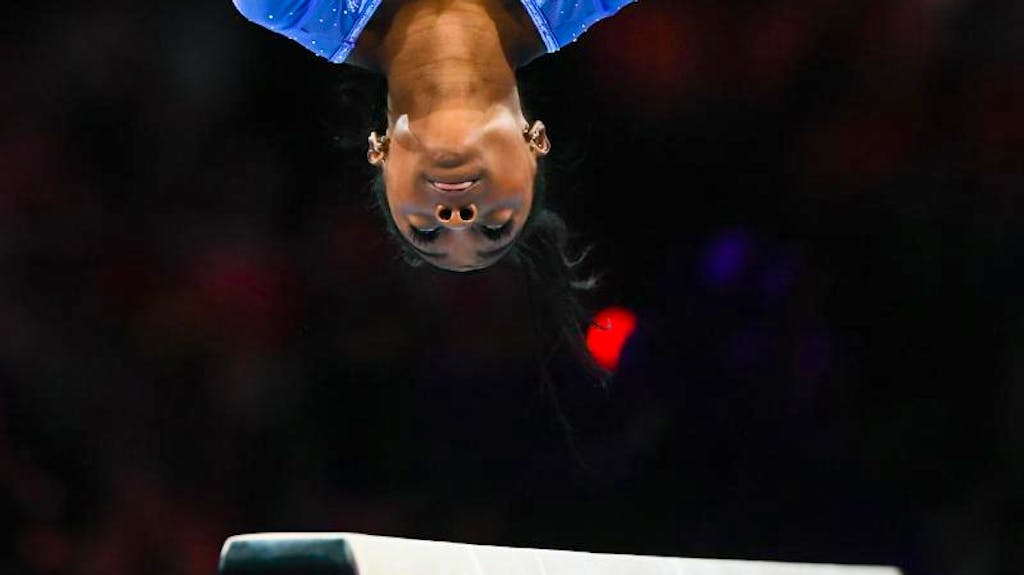 Kopfüber ins Geschichtsbuch: US-Superstar Simone Biles hat einen weiteren Rekord der Turngeschichte gebrochen. Die 22-Jährige aus Texas gewann bei der Turn-WM in Stuttgart am Schwebebalken ihr viertes Gold in Stuttgart und hat nun insgesamt 24 WM-Medaillen bei Weltmeisterschaften gewonnen. <br>