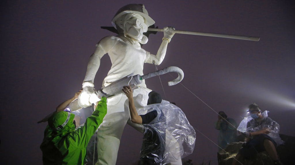 Demokratie-Aktivisten haben auf dem Gipfel des Lion Rock in Hongkong eine vier Meter hohe Statue als Symbol der Freiheit errichtet. «Lady Liberty» sendet mit Gasmaske, Schutzbrille, Helm und Regenschirm ein starkes Signal an Peking.