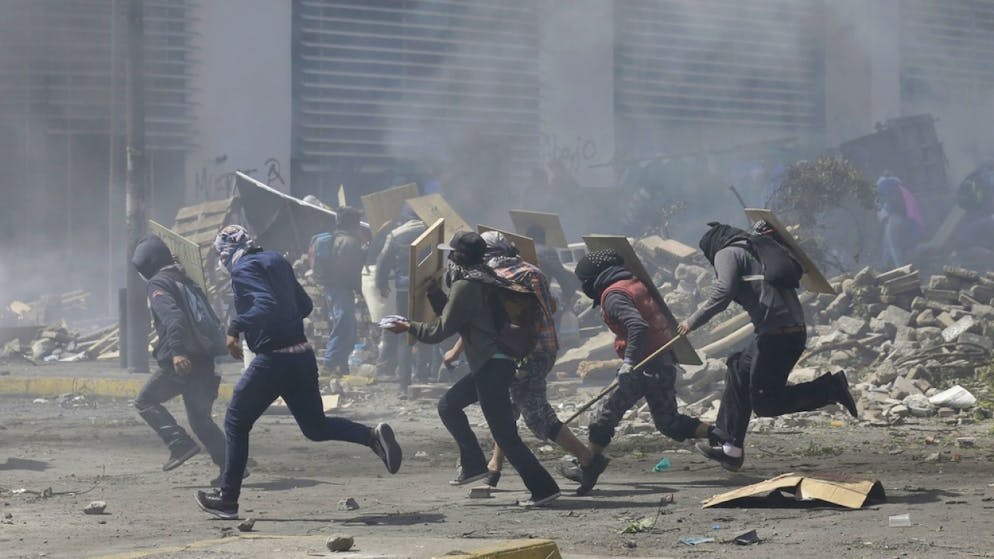 Präsident in Ecuador verhängt Ausgangssperre. Protestierende Regierungsgegner flüchten am Samstag in Quito vor dem Tränengas der Polizei.