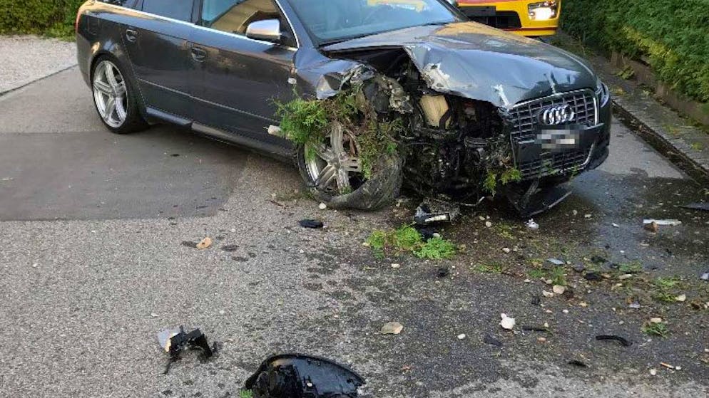 Die rechte Vorderseite des Autos wurde beim Zusammenstoss mit dem Holzzaun stark beschädigt.