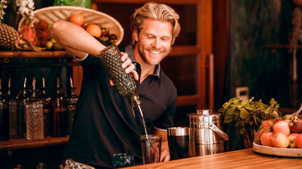 Heisses Flirten unter Palmen. Gelöste Zungen, enthemmte Liebende: Paul Janke will den Flirtenden mit Cocktails Feuer machen.