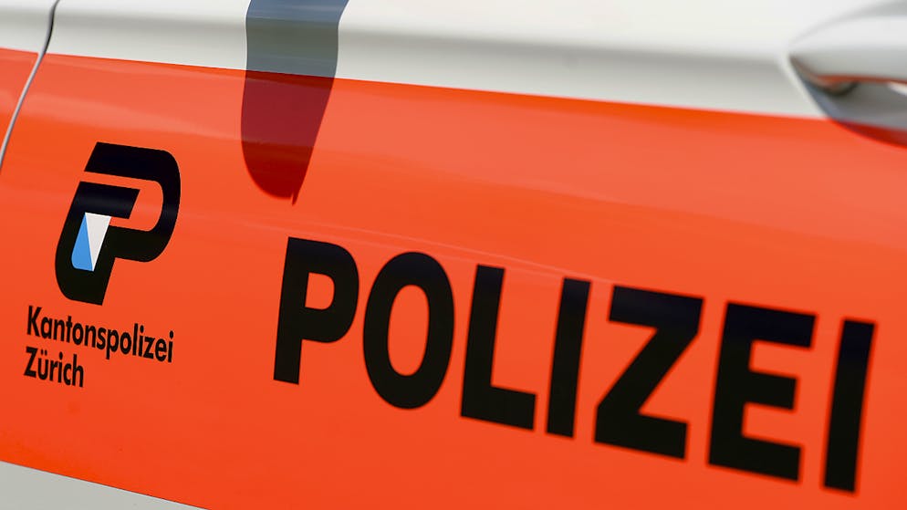 Die Kantonspolizei Zürich hatte am Montag in Winterthur einen Grosseinsatz. Ein Autodieb versuchte eine Strassensperre zu durchbrechen. Dabei erfasste er eine Polizistin und verletzte diese schwer.