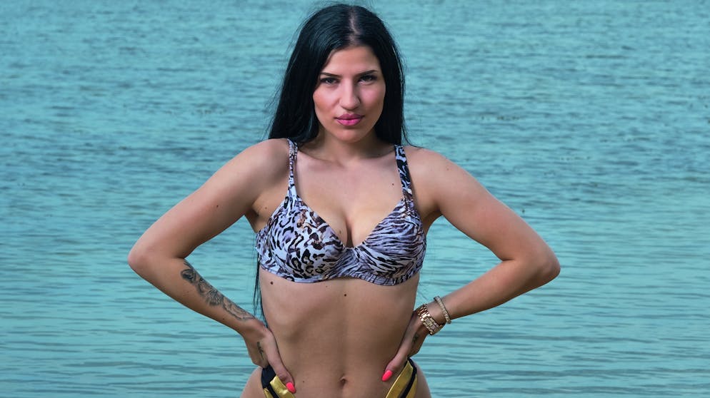 Patric Haziri: Diese Frauen wollen den «Bachelor» für sich. Jovana ist 20 Jahre alt und bringt gleich zum ersten Treffen einen Fussball mit, um mit ihre Fähigkeiten zu demonstrieren. Die Serbin aus dem Aargau verdient ihre Brötchen als Make-up-Artistin.