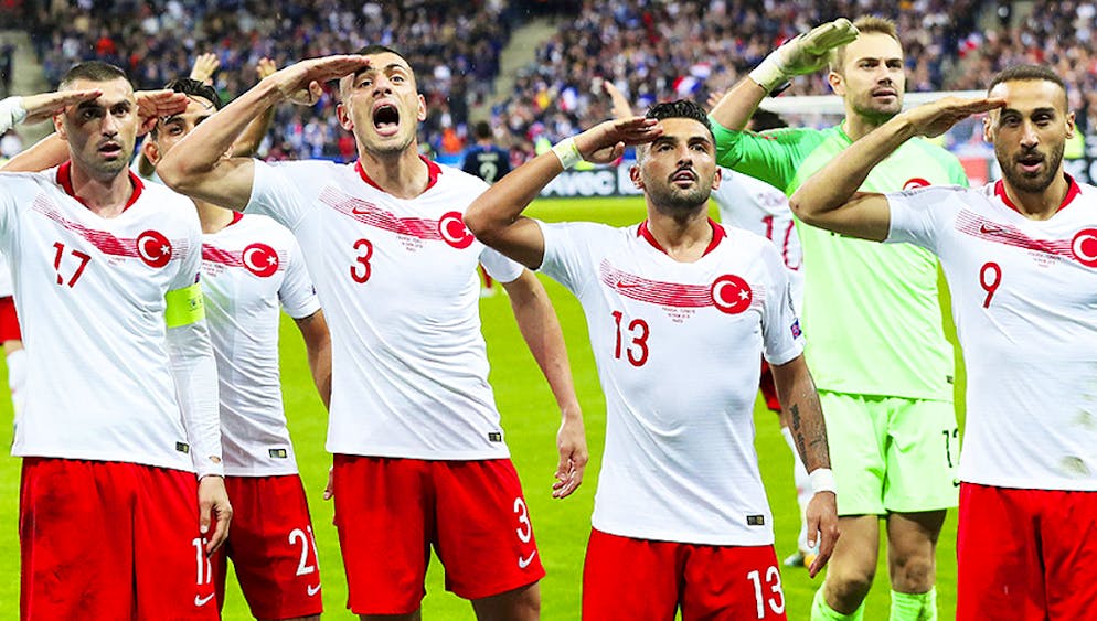 Die türkischen Spieler wiederholen den militärischen Gruss nach dem Ausgleichstreffer zum 1:1.