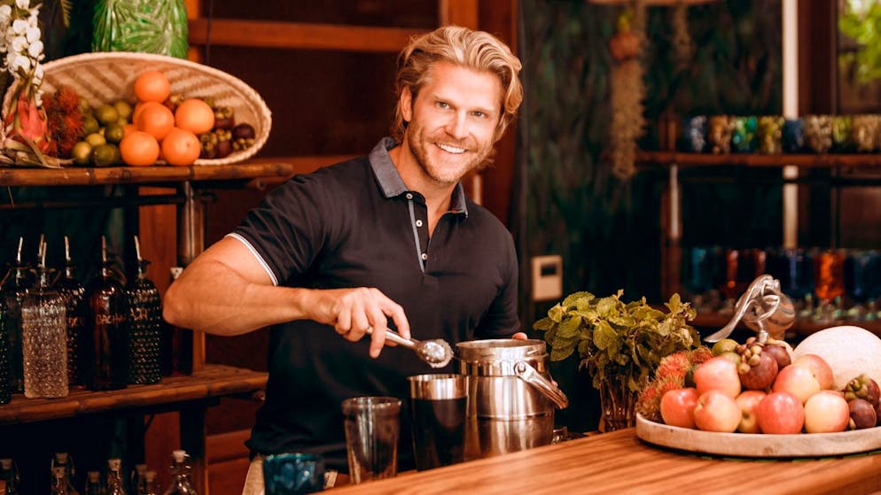 Heisses Flirten unter Palmen. Mann am Mixer: Paul Janke war der umschärmte «Bachelor» der zweiten Staffel, nun mischt er bei den Strand-Flirts wieder mit.