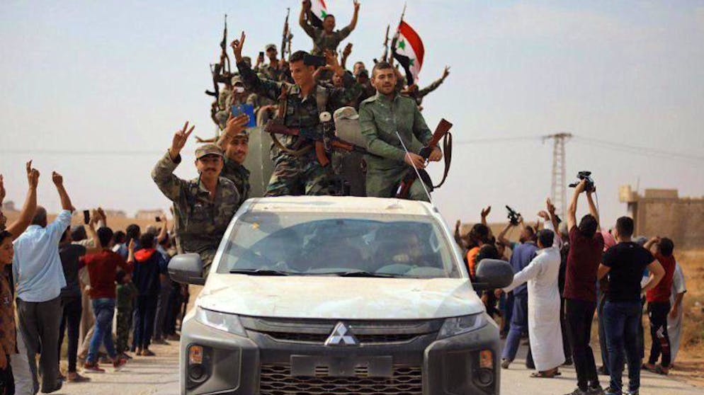 Hilfe für Kurden: Assad verlegt Truppen an türkische Grenze. Syrische Regierungstruppen auf dem Weg in die nordsyrische Stadt Ain Issa.