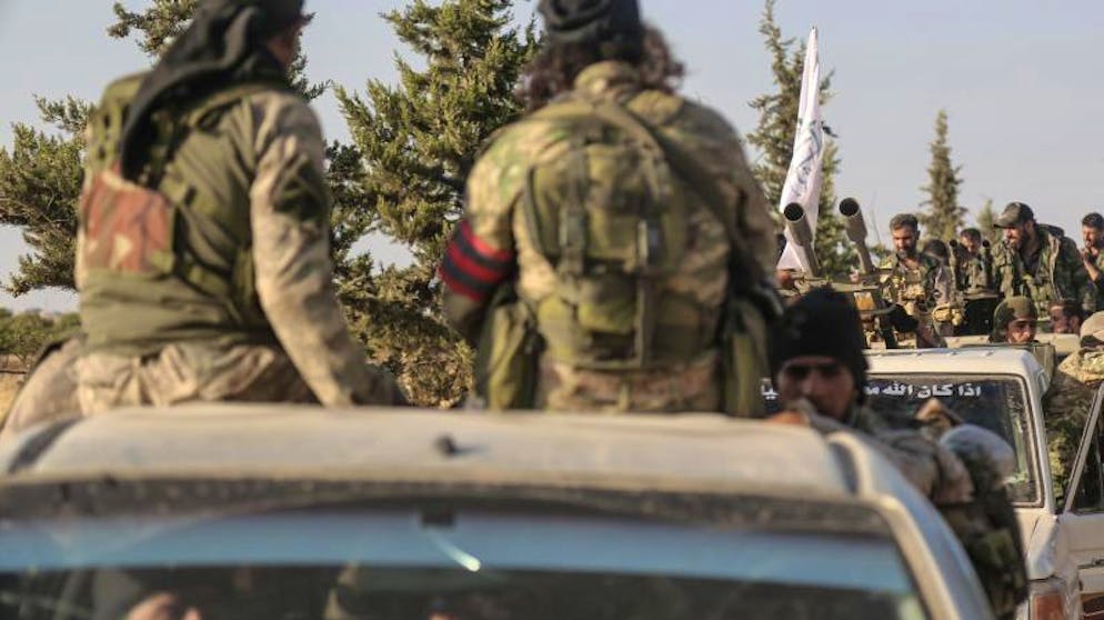 Hilfe für Kurden: Assad verlegt Truppen an türkische Grenze. Von der Türkei unterstützte Rebellen der Syrischen Nationalarmee nahe der Grenze zwischen Syrien und der Türkei.