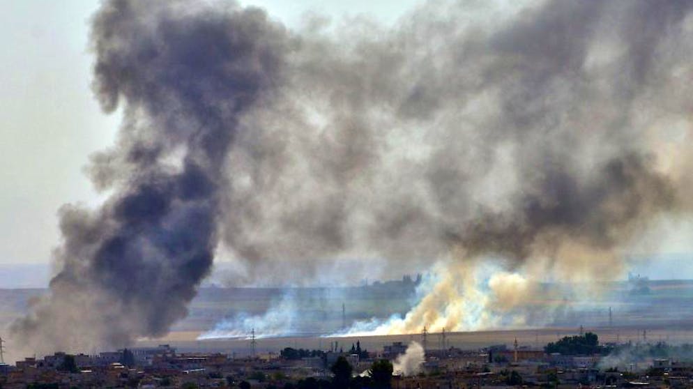 Hilfe für Kurden: Assad verlegt Truppen an türkische Grenze. Rauch steigt in der nordsyrischen Stadt Ras al-Ain während eines Angriffs der türkischen Armee auf.