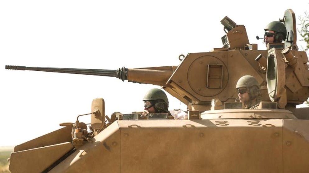 Hilfe für Kurden: Assad verlegt Truppen an türkische Grenze. Soldaten der türkischen Streitkräfte sitzen in einem Panzer nahe der Grenze zwischen Syrien und der Türkei.