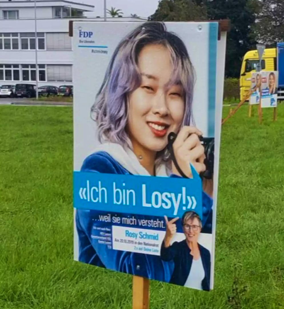 Ein falscher Name, ein nacktes Füdli, ein grenzwertiges «L». Nur: Bei Touristin Xin wurde das «R» von Rosy gegen ein «L» ausgetauscht, weil Xin dieses nicht habe aussprechen können. Das sei rassistisch, kam die Kritik sogleich. Inzwischen sollen die Plakate gemäss Medienberichten nicht mehr hängen.